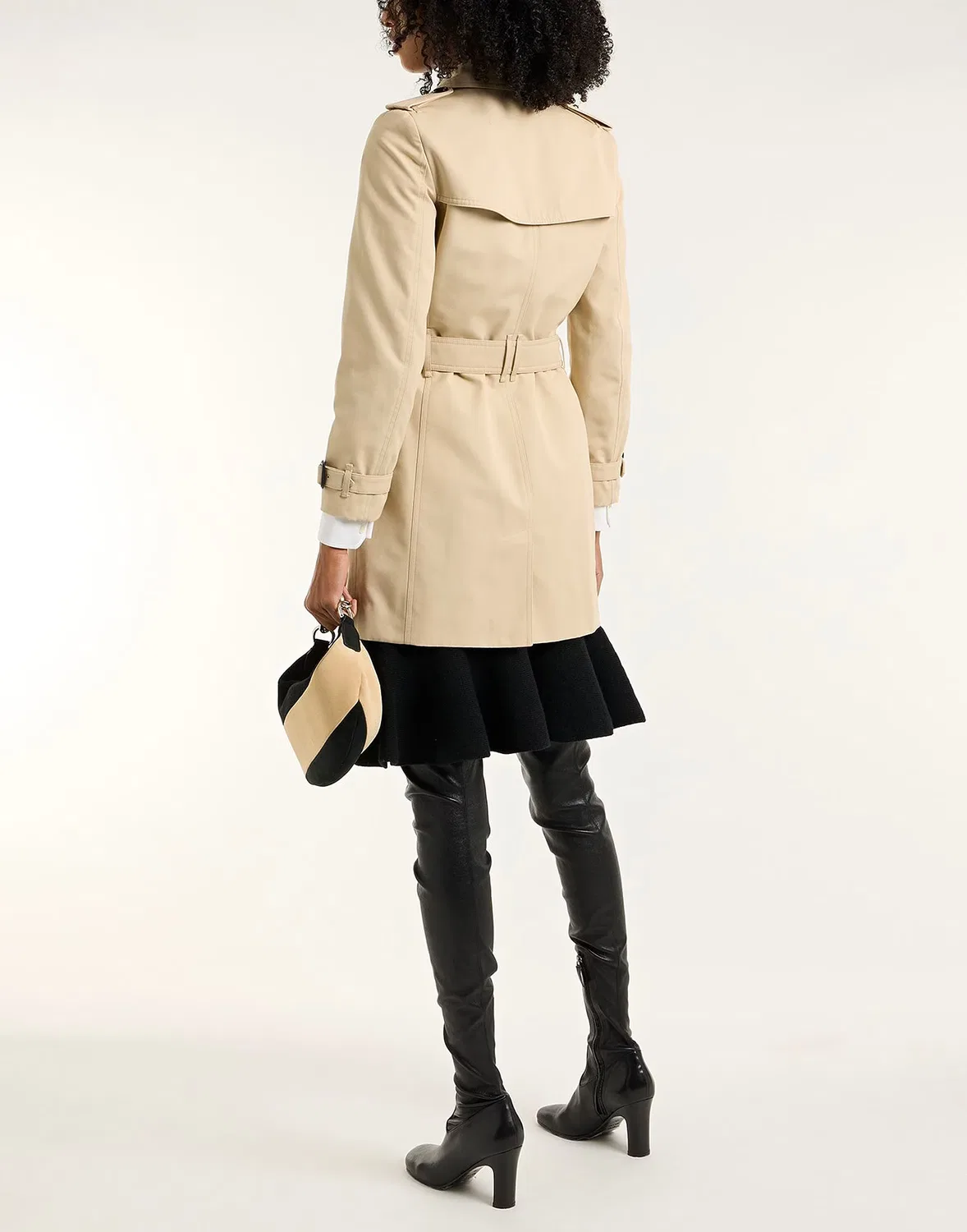 Женское тренчкот с поясом Burberry, бежевый — фото 3