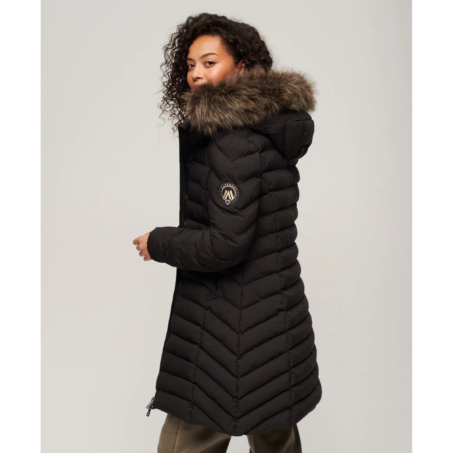 Женская утепленная куртка Fuji Faux Fur Superdry, Schwarz — фото 3