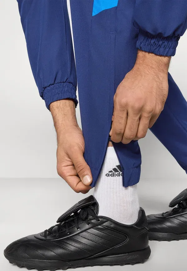 Брюки Tiro 26 essentials - спортивные штаны Adidas Performance, белый/темно-синий — фото 4