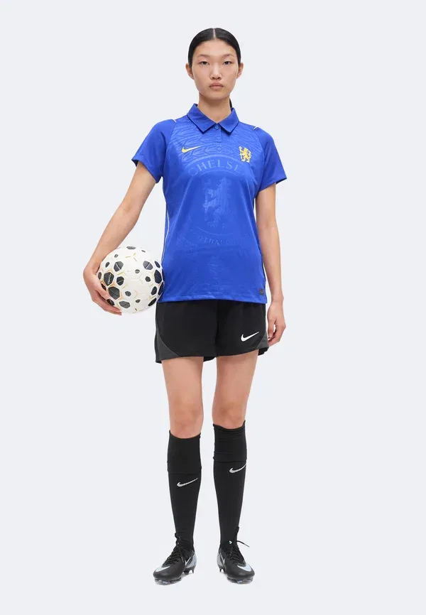 Футболка поло дышащая Cfc w nk df jsy ss stad hm - club wear, Nike Performance, Bright Blue, ярко-синий/золотой — фото 2