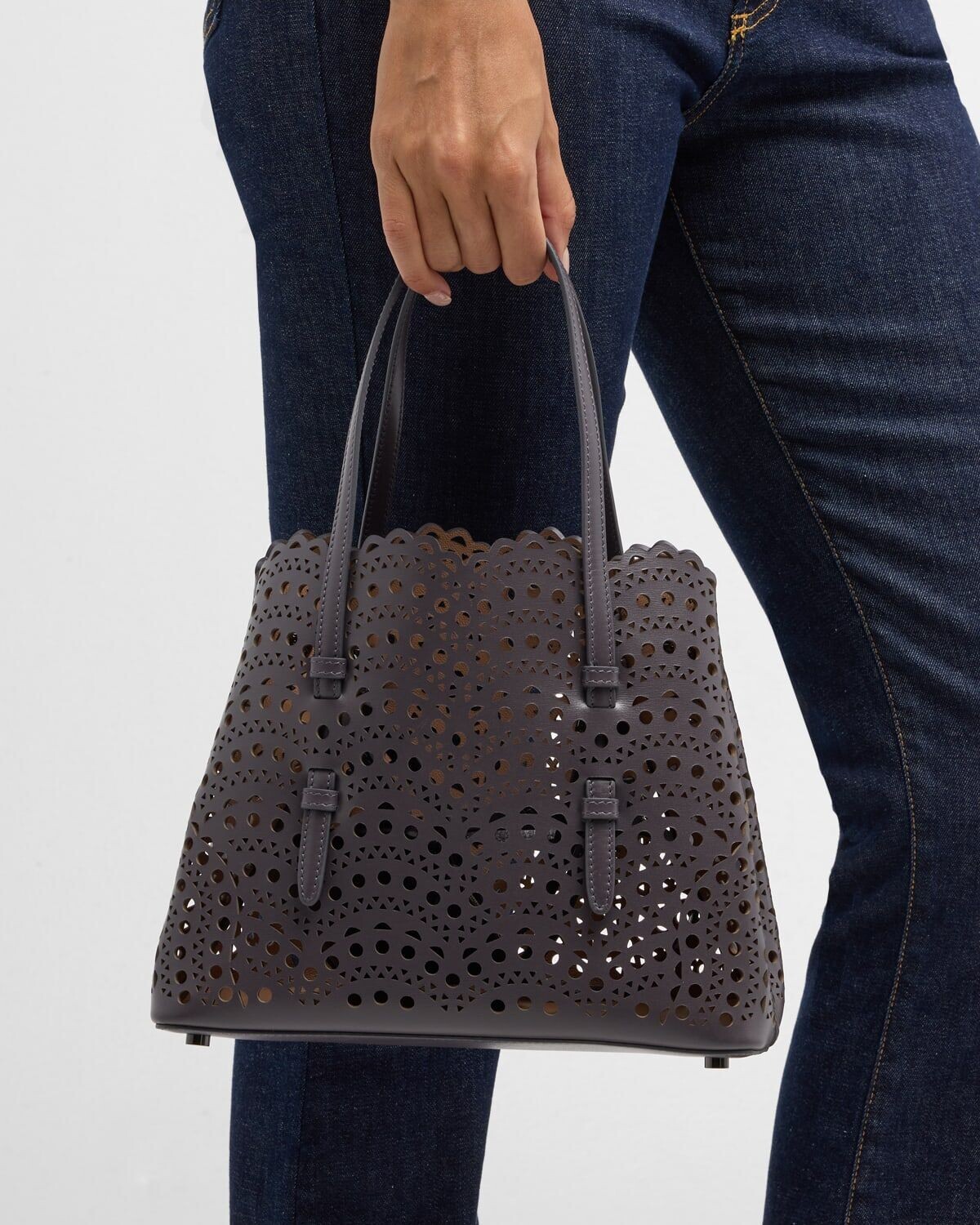 

Большая сумка Mina 25 из перфорированной кожи Vienne Wave ALAIA, цвет Brume