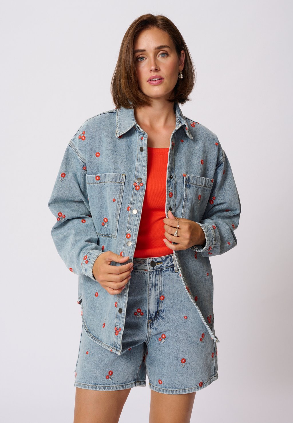 

Джинсовая куртка KABABETH Kaffe, цвет Blue Denim Red Flower Emb.