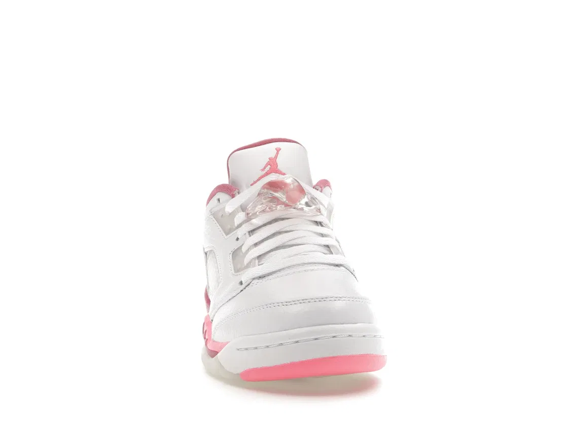 Детские кроссовки Lifestyle с низким верхом Jordan 5 Retro Low Crafted For Her Desert Berry Jordan, White/Coral Chalk-Desert Berry-Black — фото 2
