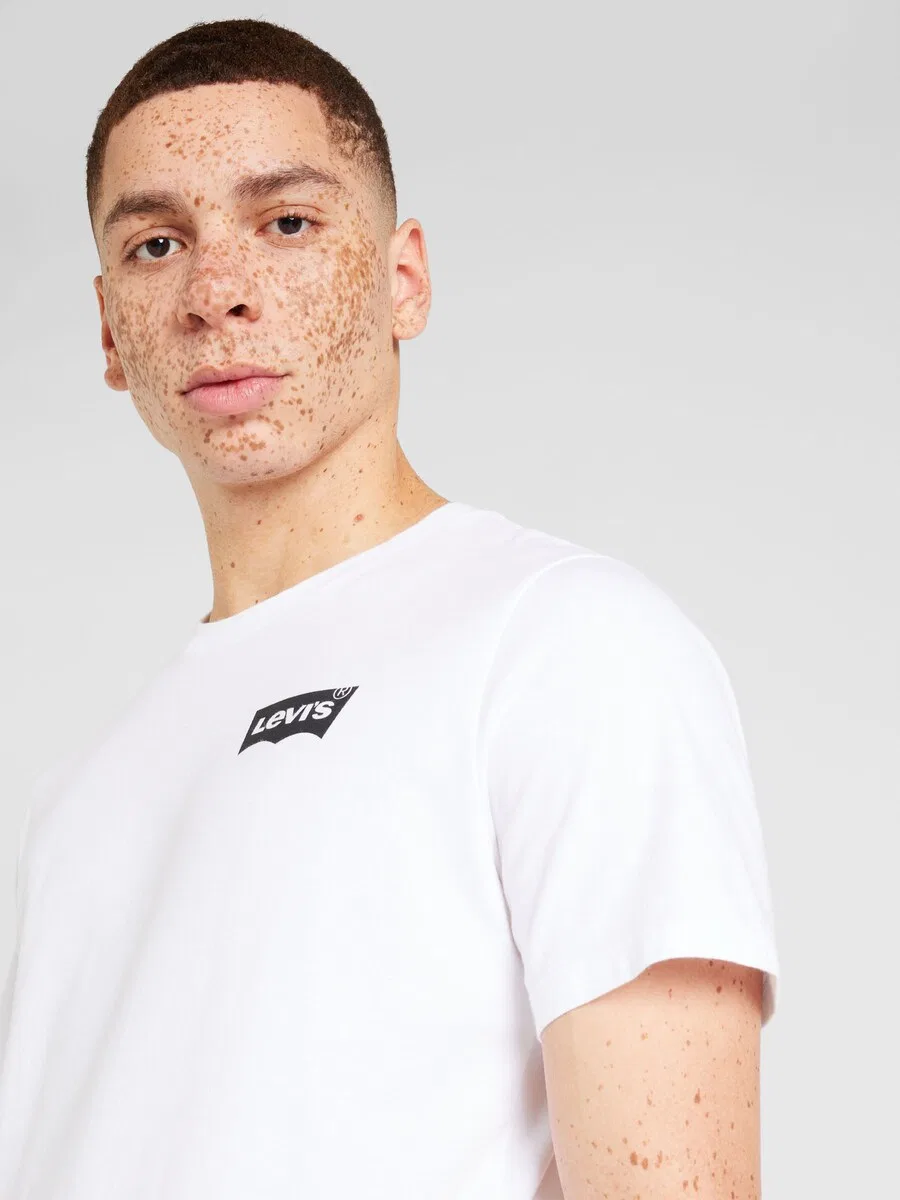 Рубашка LEVI'S Regular Shirt 'Classic Graphic Tee' белого цвета — фото 2