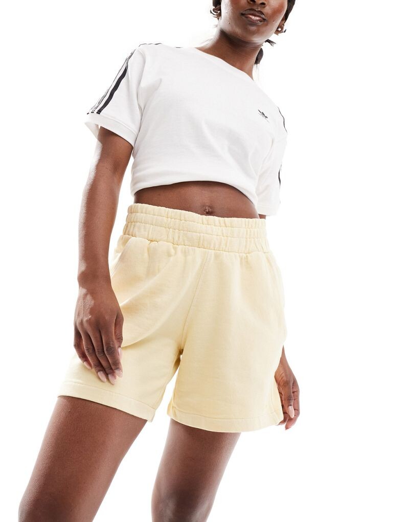 

Adidas Originals Essentials — желтые шорты из джерси