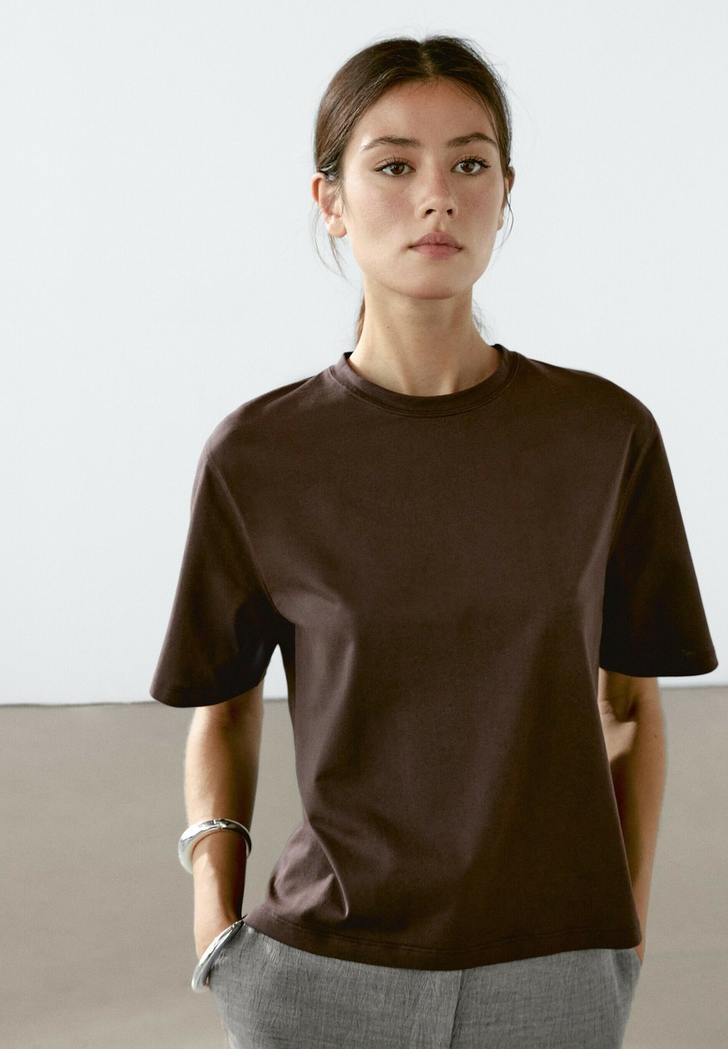 

Базовая футболка SHORT SLEEVE WITH STITCHING DETAIL Massimo Dutti, темно-коричневый