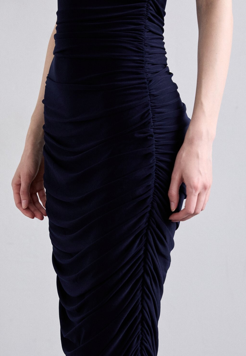 

Платье из джерси SLEEVELESS SIDE SHIRRED GOWN Norma Kamali, синий