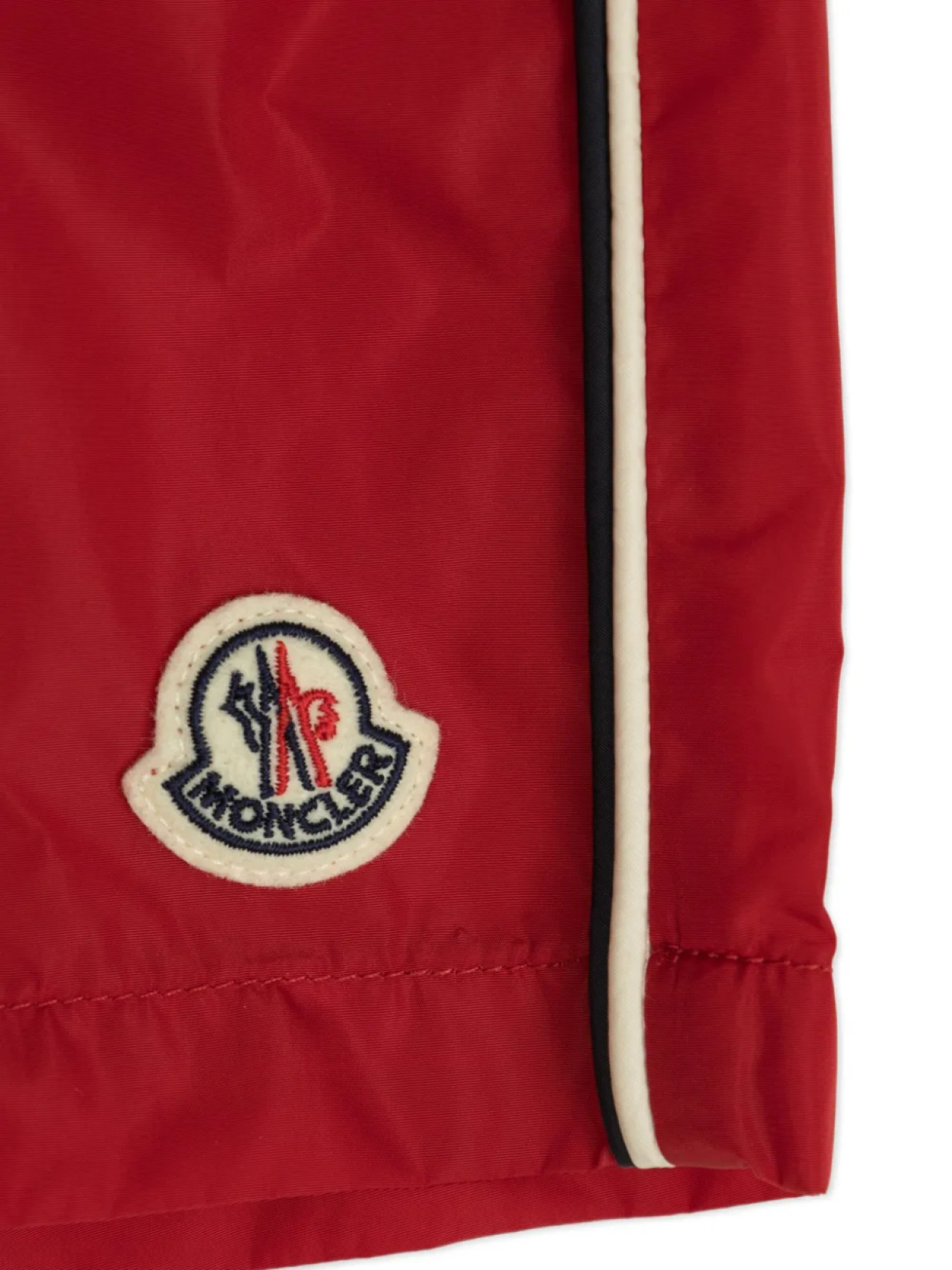 Шорты для плавания с трехцветной отделкой Moncler Enfant, красный — фото 4