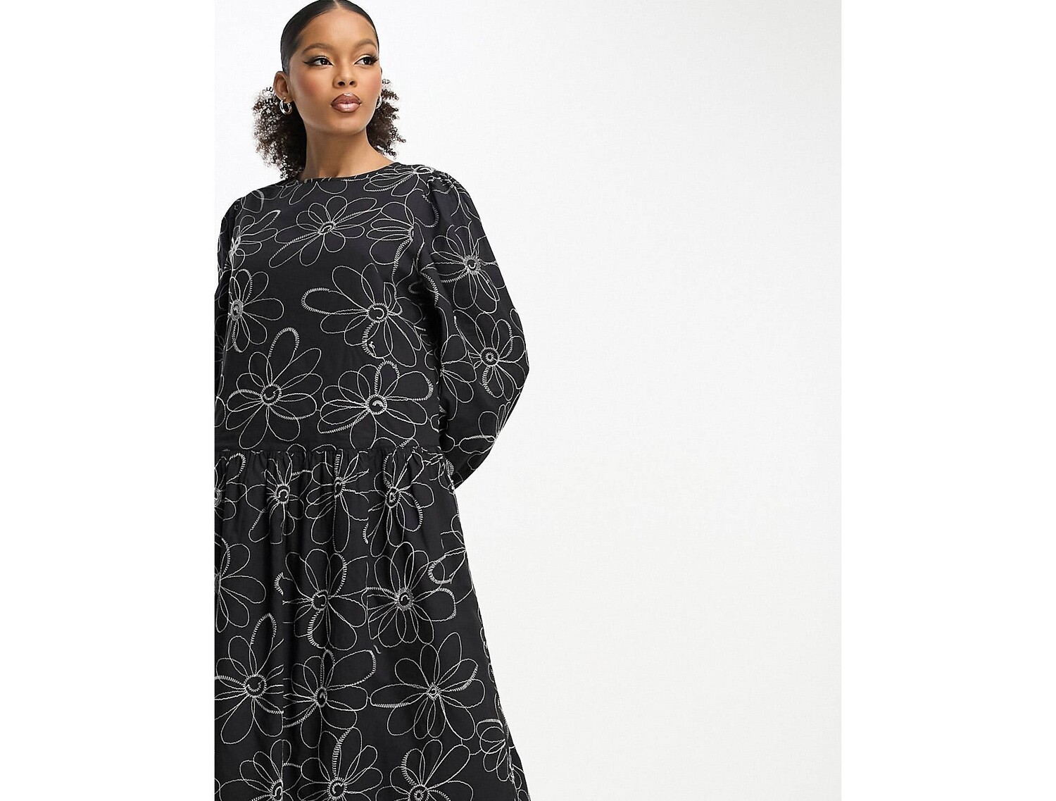 

Однотонное платье макси с заниженной талией и вышивкой ASOS DESIGN