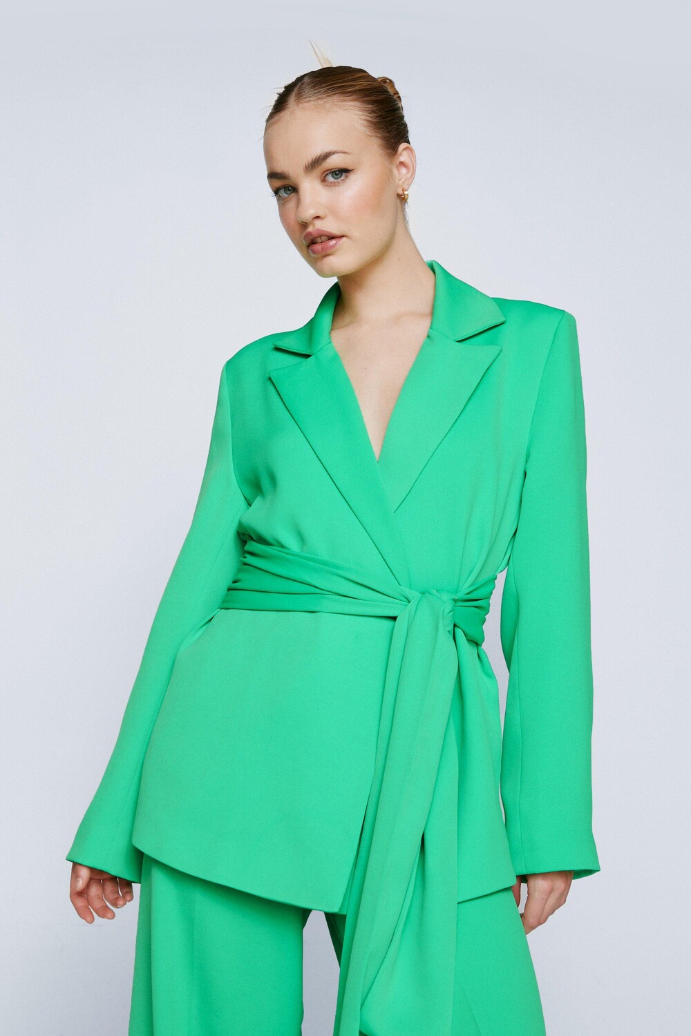 

Блейзер из атласного крепа с драпировкой и поясом Nasty Gal, зеленый