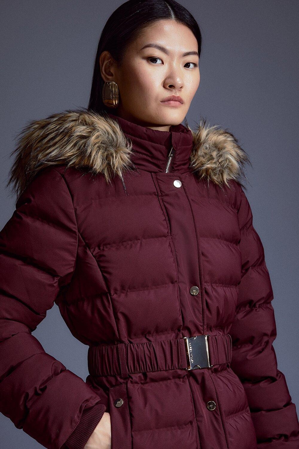 

Куртка из искусственного меха с капюшоном и поясом с термосваркой Karen Millen, красный