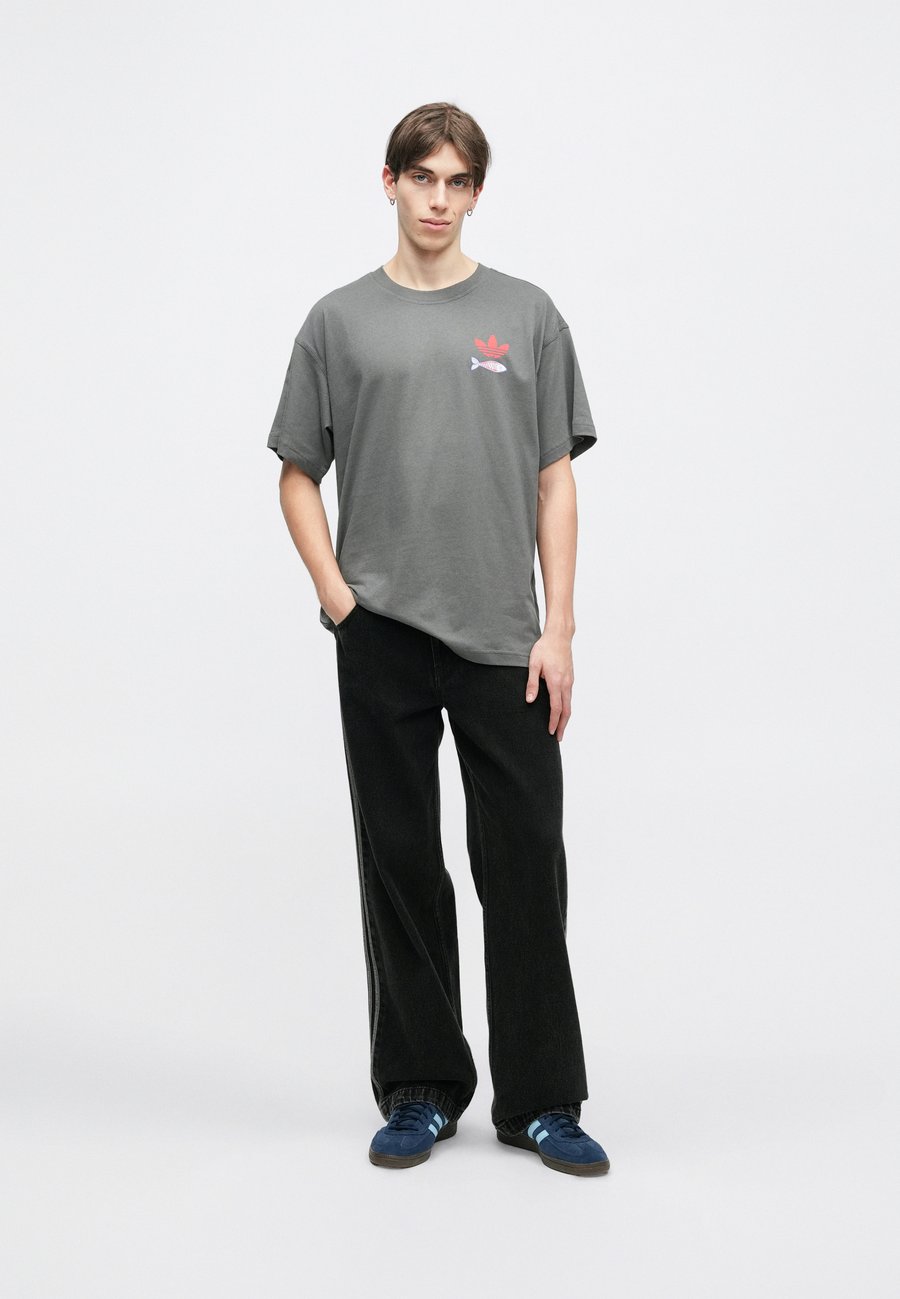 Футболка Adidas Originals SARDINES UNISEX, Grey Five/Grey — фото 3