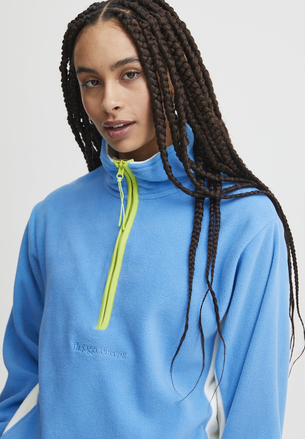 

Флисовый джемпер CLARA HALFZIP TheJoggConcept, светло-голубой