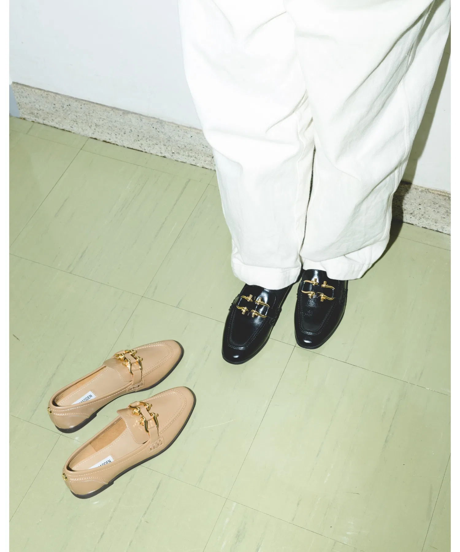 Женские лоферы STEVE MADDEN CANDIDLY-RA с бижутерией и кожей бежевые — фото 3