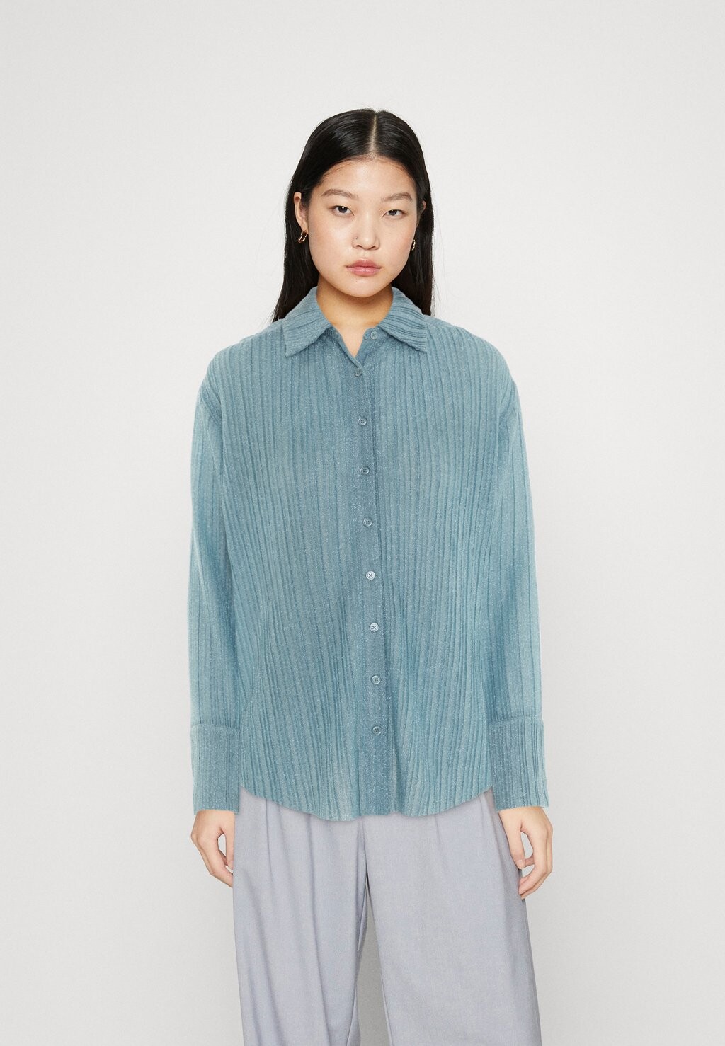 

Рубашка Gina Tricot ПЛИССИРОВАННЫЕ БЛЕСКИ, цвет blue bell