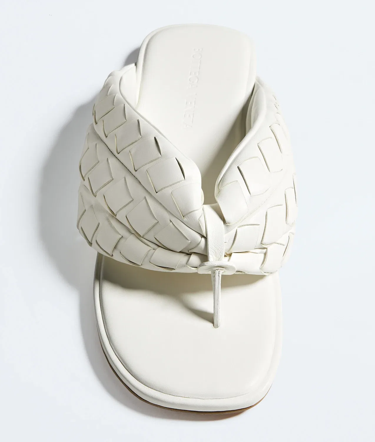 Сандалии Salsa Flat Thong BOTTEGA VENETA, белый — фото 4