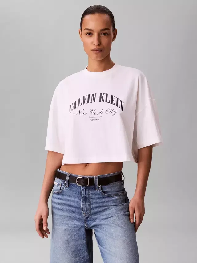 Укороченная футболка с университетским логотипом, ярко-белая Calvin Klein