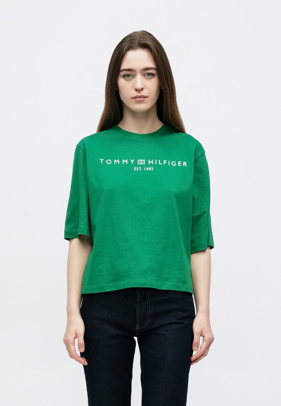 

Футболка Tommy Hilfiger CORP LOGO TRAPEZE TEE, Nouveau Green/Green, Зеленый, Футболка Tommy Hilfiger CORP LOGO TRAPEZE TEE, Nouveau Green/Green