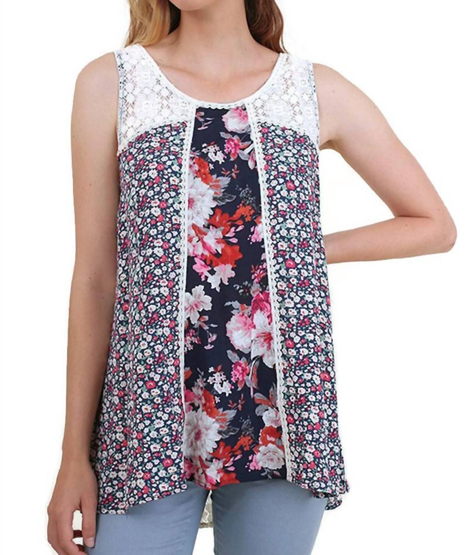 

Топ с кружевными вставками и двойным принтом без рукавов в синей гамме Umgee