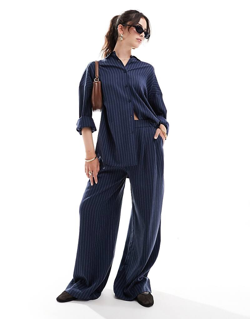

ASOS DESIGN – Темно-синие широкие брюки без застежки в полоску