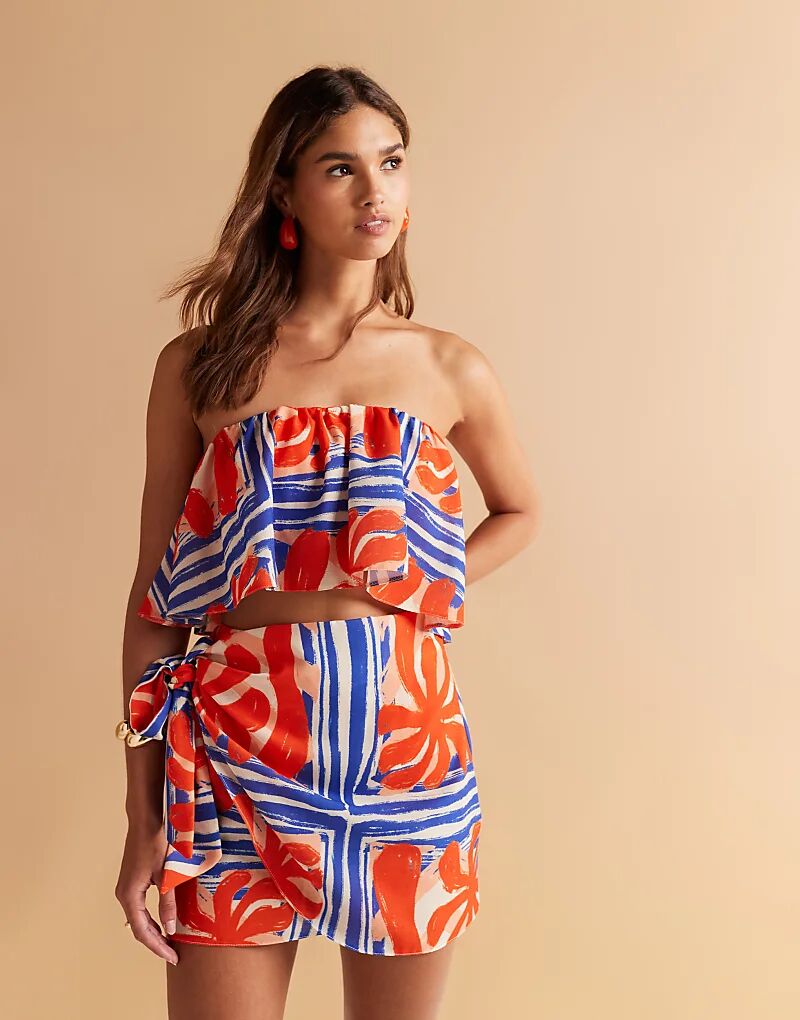 

Асимметричный топ-бандо ASOS DESIGN с оборкой и тропическим принтом красного и синего цветов