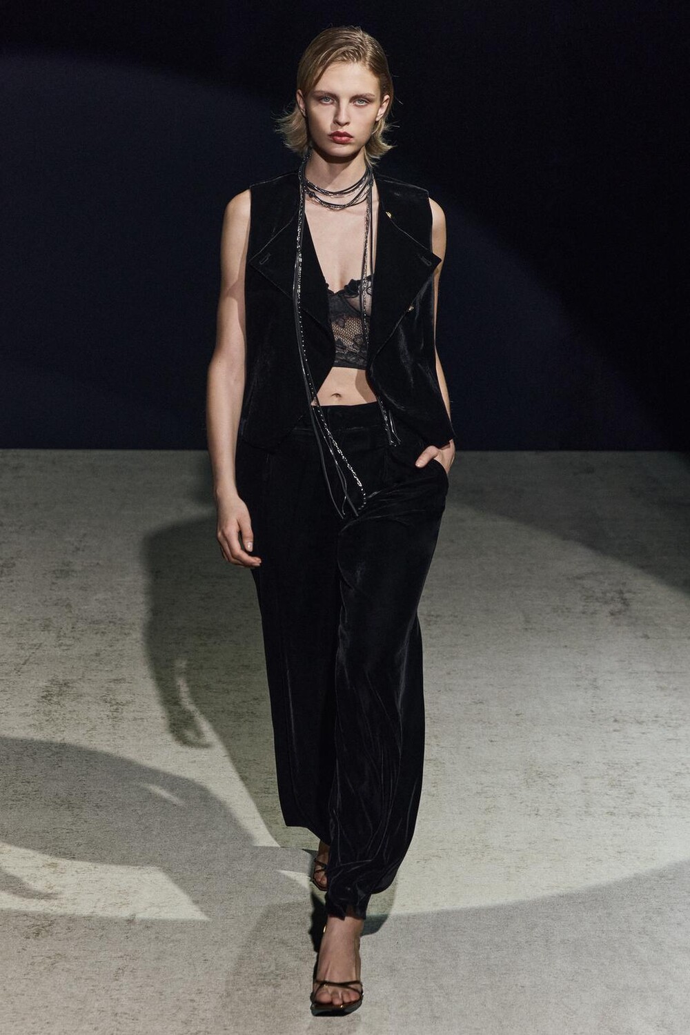 

Бархатные брюки ZARA, черный