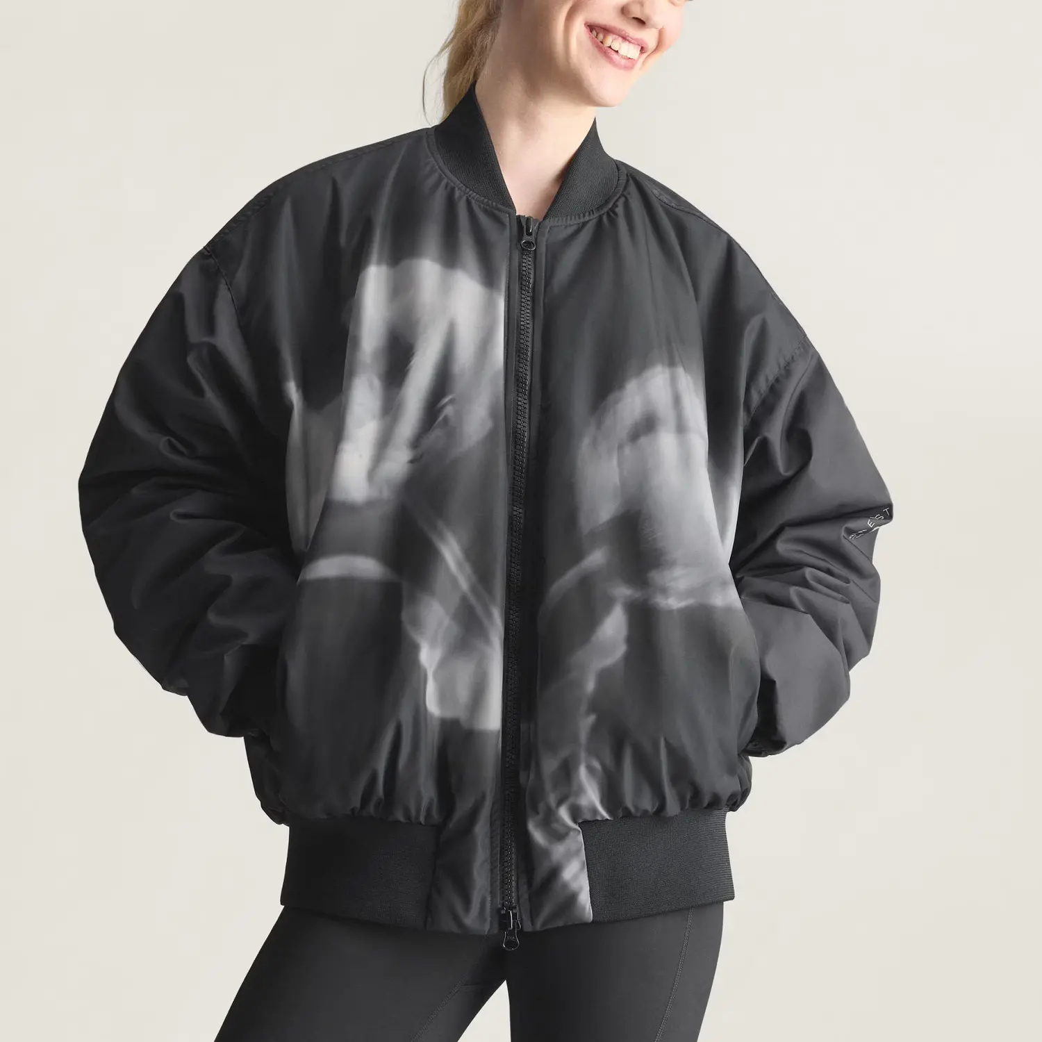 Stella McCartney FW25 WOVEN BOMBER PRINTED Puffer Jacket Women's Adidas, черный/белый — фото 4