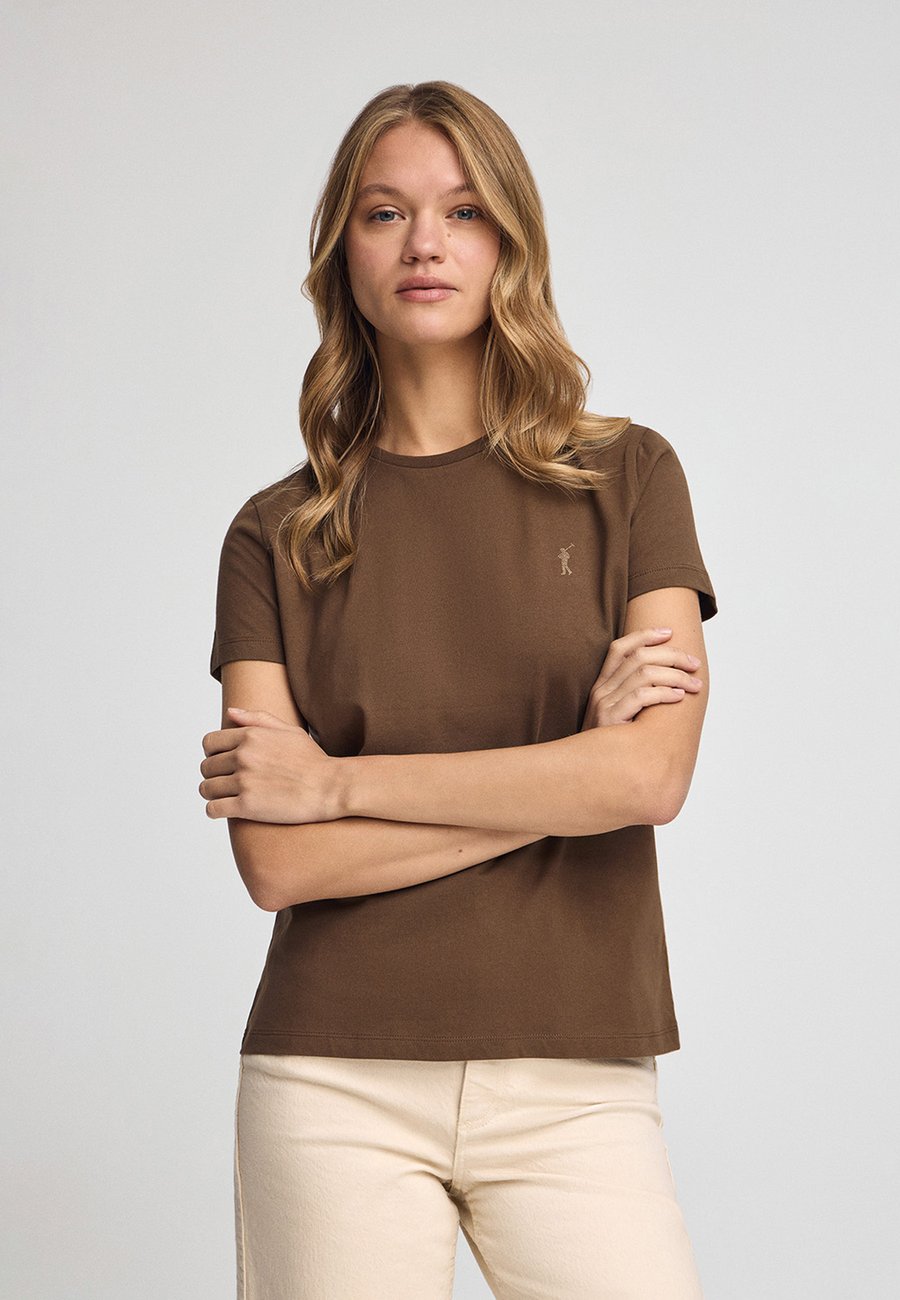 

Футболка Polo Club SHORT SLEEVE REGULAR FIT SF UN RIGBY GO, Dark Brown/Brown, Коричневый, Футболка Polo Club SHORT SLEEVE REGULAR FIT SF UN RIGBY GO, Dark Brown/Brown