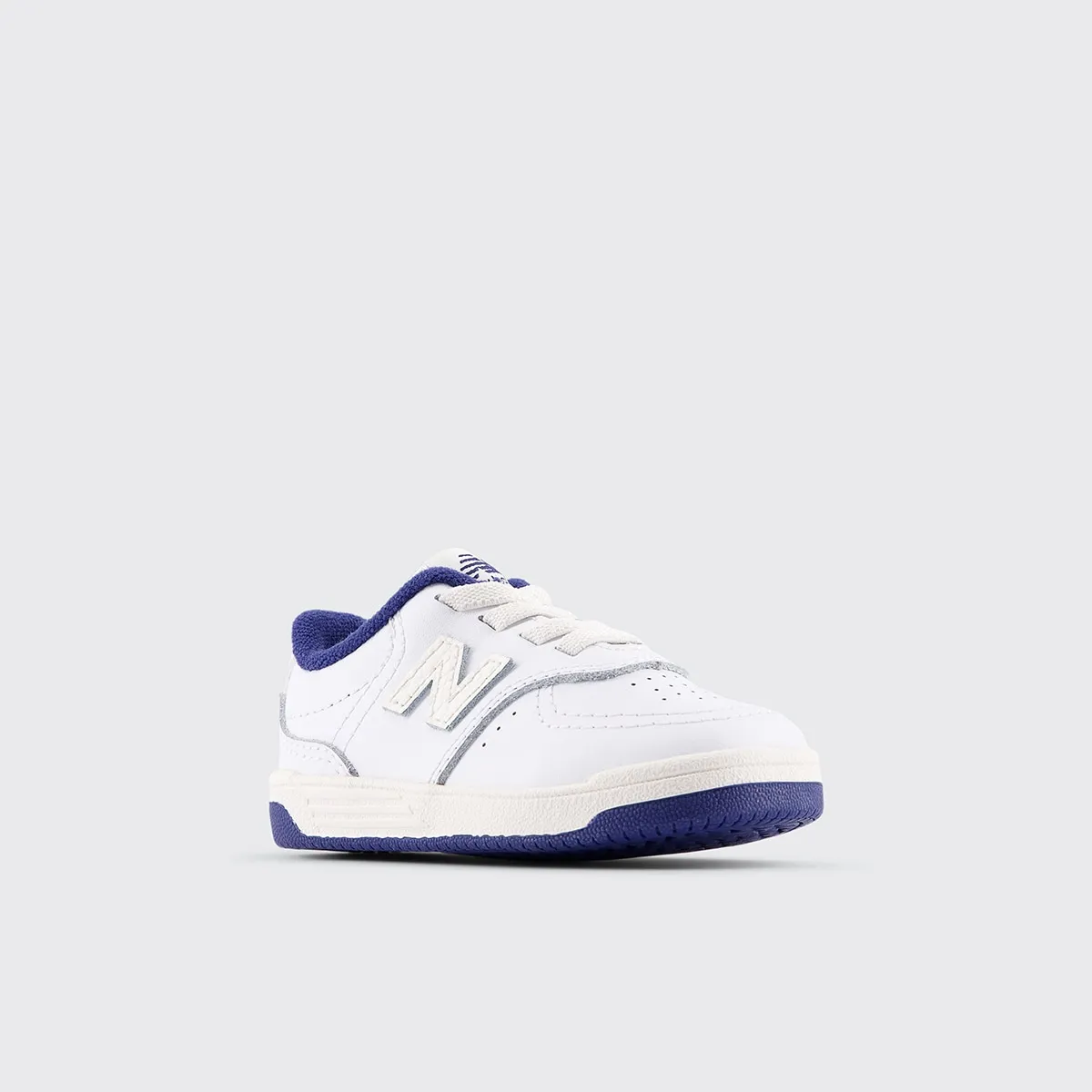 Детские повседневные кроссовки B80 Bungee New Balance, белый/темно-синий — фото 2