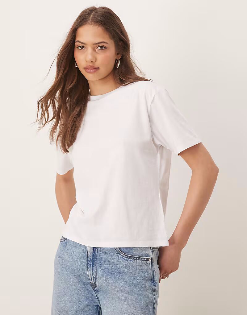 

Укороченная футболка Abercrombie & Fitch белого цвета