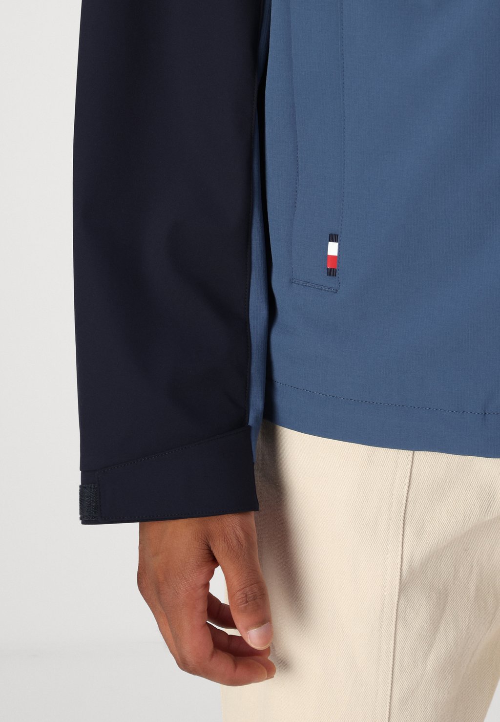 

Легкая куртка COLOR BLOCKING HOODED Tommy Hilfiger, темно-синий