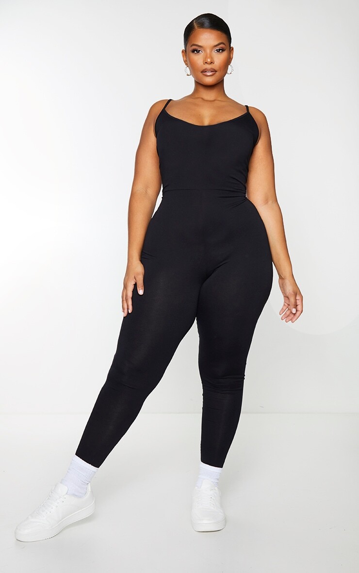 

PrettyLittleThing Черный базовый комбинезон с глубоким вырезом и бретелями Plus