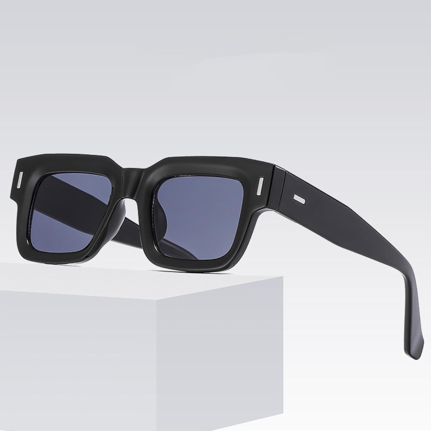 

Ретро солнцезащитные очки для женщин и мужчин, модные очки в прозрачной оправе, мужские солнцезащитные очки с защитой от УФ-излучения UV400 и заклепками TVTBBVV, Black Blue