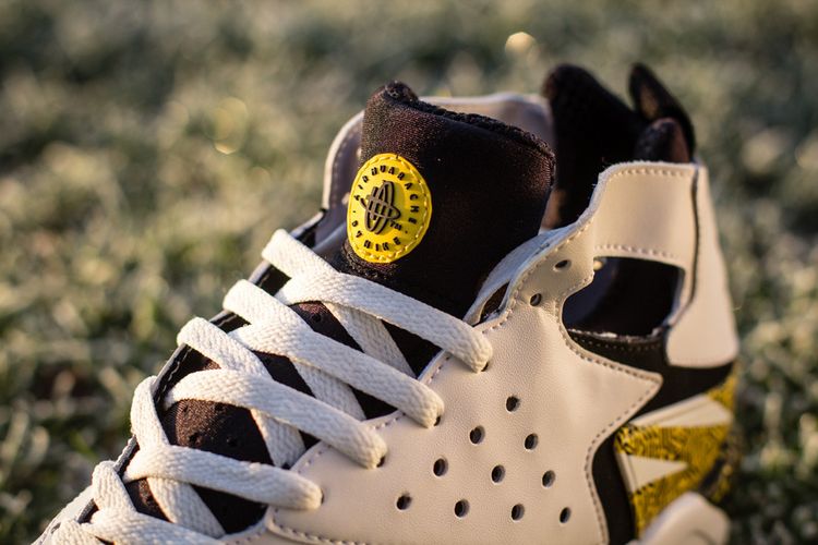 Кроссовки Air Tech Challenge Huarache 'White Tour Yellow', белый — фото 2