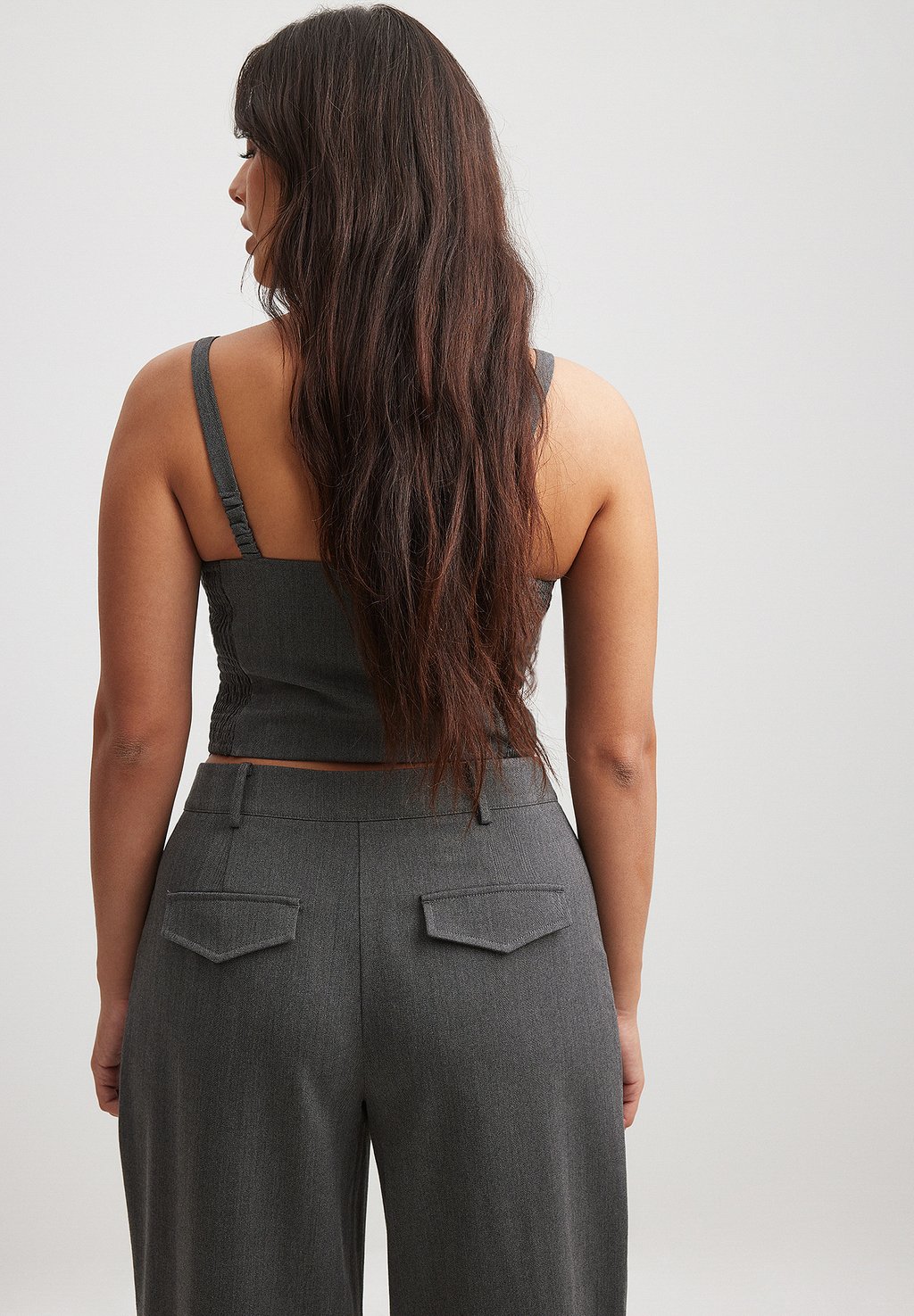 

Топ MIT QUADRATISCHEM AUSSCHNITT NA-KD, серый