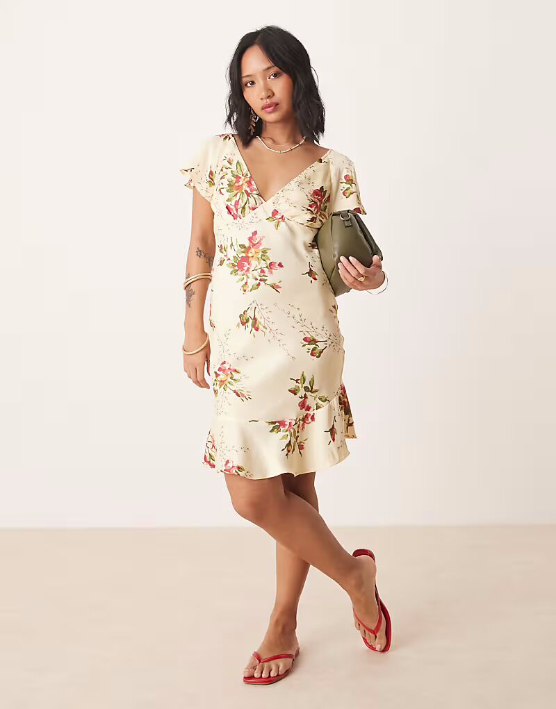 

ASOS DESIGN Petite мини-платье с рукавами-крылышками и цветочным принтом ASOS Petite