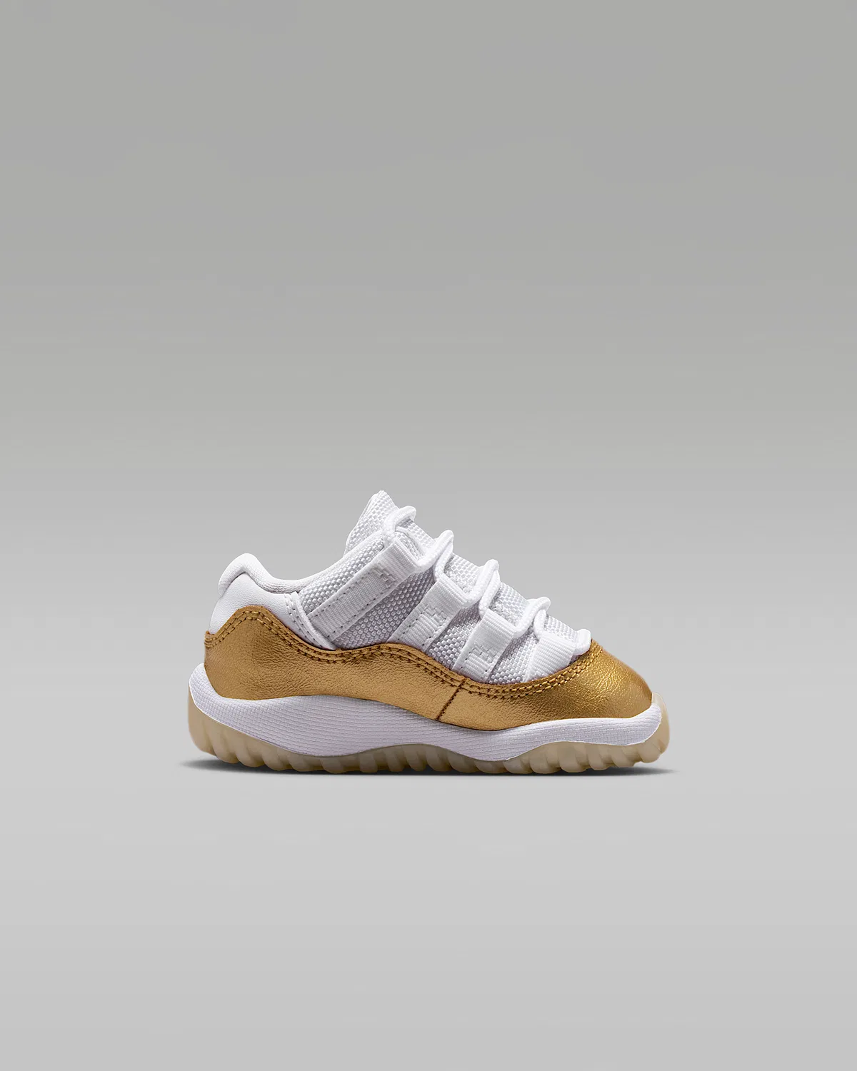 Детские кроссовки Jordan 11 Retro Low "Mother's Day", White/Team Gold/Metallic Gold — фото 3