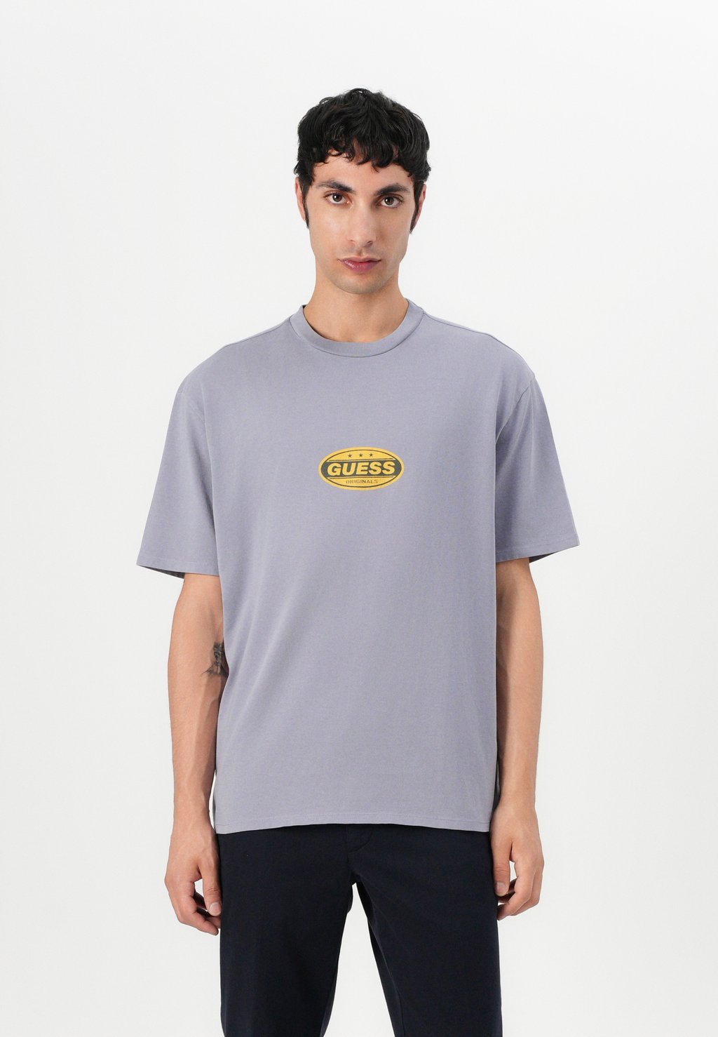 

Футболка с принтом GO STRIKER TEE Guess Originals, сиреневый