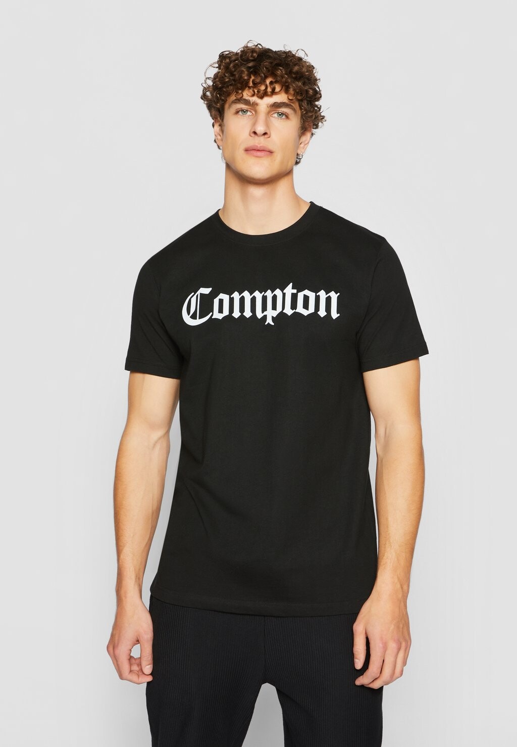 

Футболка с принтом КОМПТОН Mister Tee, черный