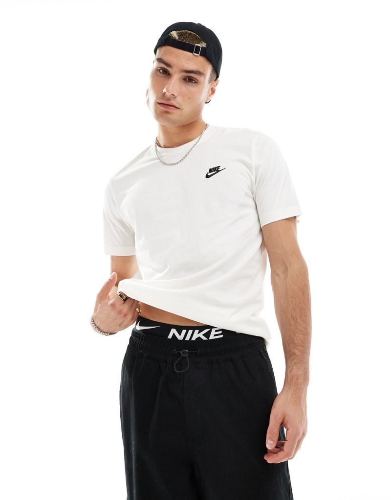 

Nike Club — кремово-белая футболка