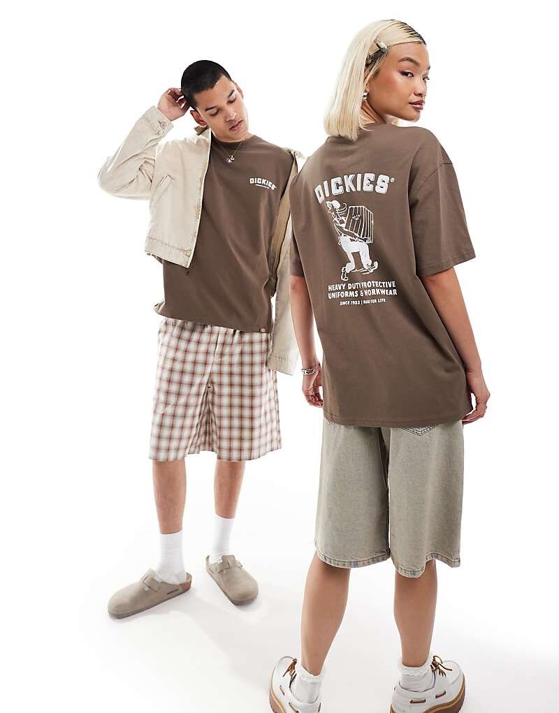 

Коричневая футболка Dickies – с рабочим графическим принтом на спине