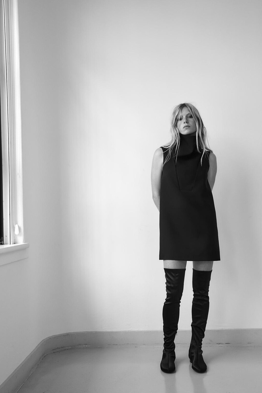 

Короткое платье с высоким воротом ZARA, черный