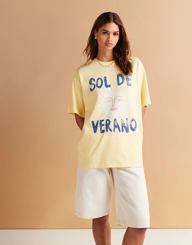

Футболка ASOS DESIGN прямого кроя с принтом «Соль де Верано» желтого цвета