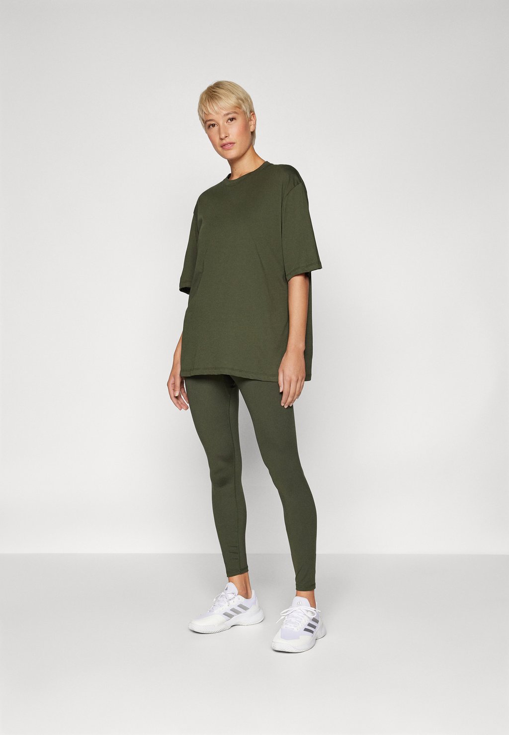 

Базовая футболка STUDIO OVERSIZED Björn Borg, оливковый