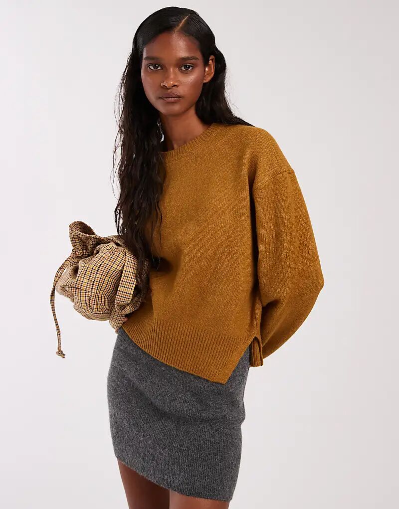 

Коричневый джемпер свободного кроя с круглым вырезом и разрезами по бокам от ASOS DESIGN