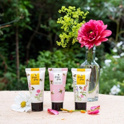 Подарочный набор из трех кремов для рук Busy Bees Assorted Hand Creams - Удобные размеры для путешествий Heathcote & Ivory — фото 3