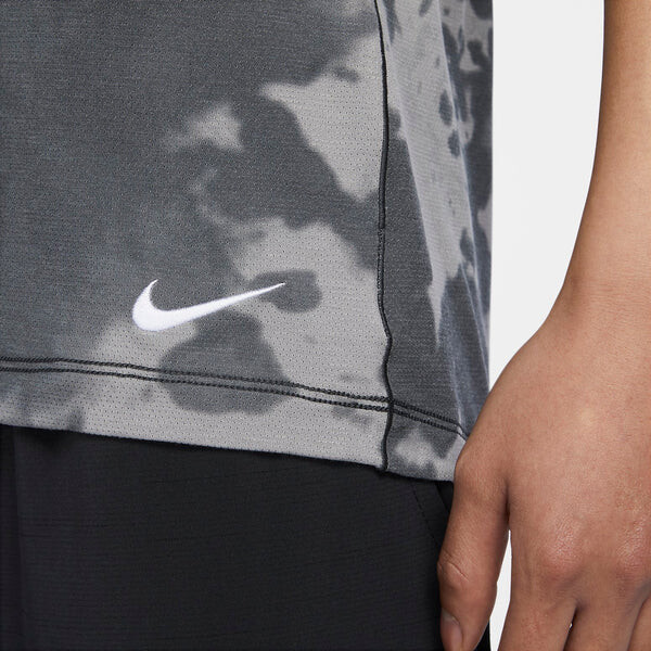 Футболка Nike Dri-fit All-over Print Short-sleeve Yoga Top 'Anthracite Flat Pewter White', цвет anthracite/flat pewter/white — фото 3