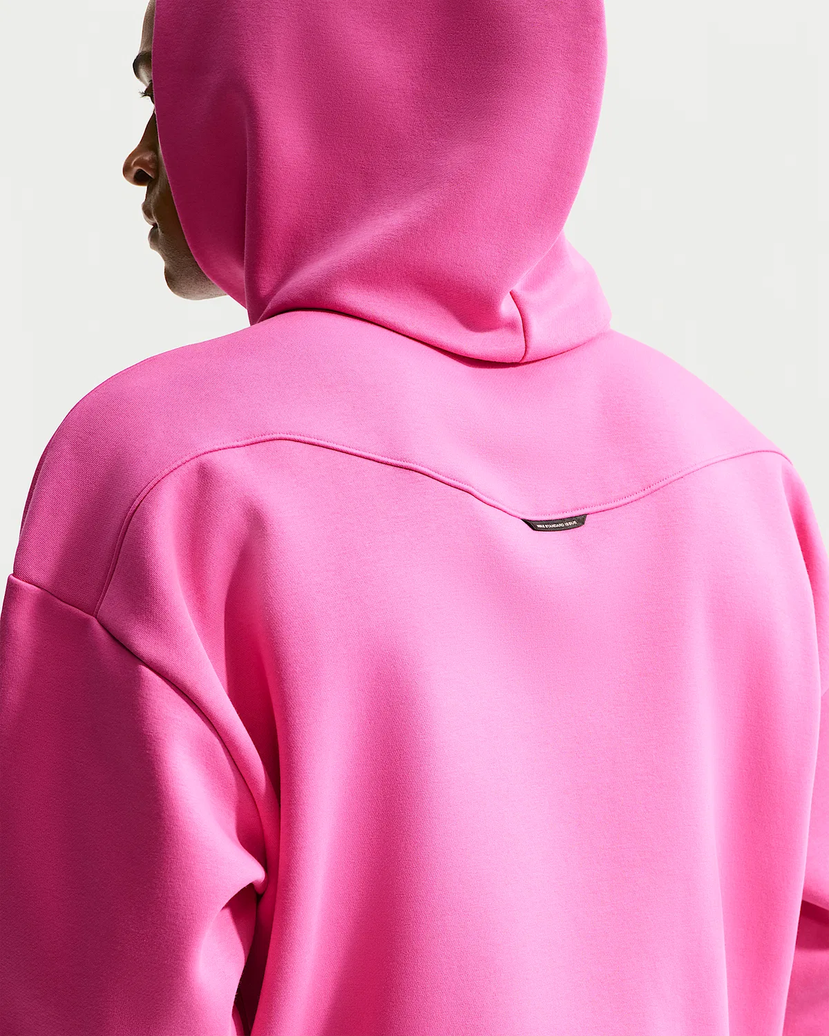 Мужская флисовая баскетбольная худи-пуловер Nike Standard Issue Therma-FIT, Laser Fuchsia/Pale Ivory — фото 2