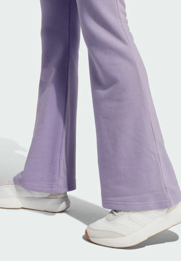 Сезонные базовые вещи: расклешенные спортивные брюки Adidas Sportswear, Magic Lilac — фото 4