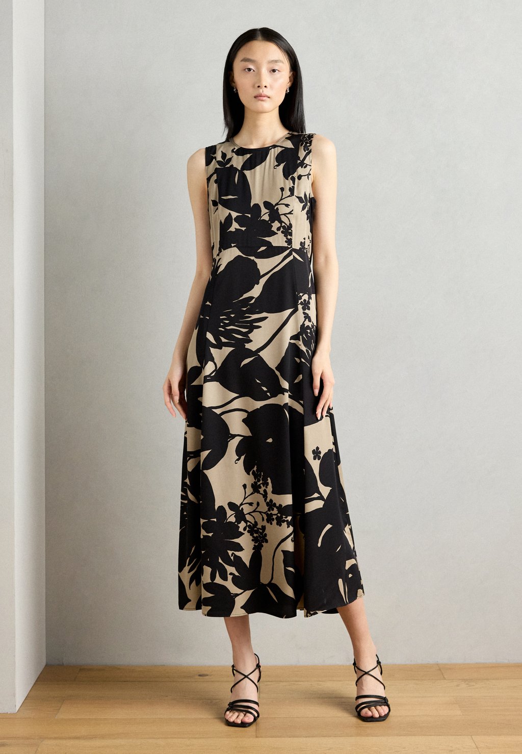 

Повседневное платье DRESS FEMININE SILHOUETTE CUTLINES SLEEVELESS Marc O'Polo, черный